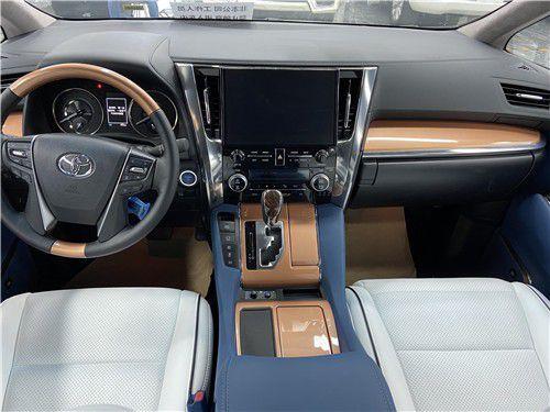 明星常用的保姆车型,豪华舒适，安全可靠的出行伴侣