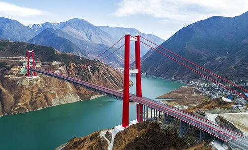 泸定头条,英勇泸定桥，红色历史传承之旅