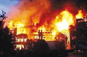 明星堂影视基地着火,火势蔓延，紧急救援行动展开