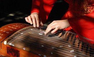 古筝老师啃大瓜,揭秘古筝艺术的趣味与魅力