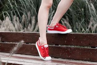 穿红色的鞋子的明星,盘点穿红鞋走红的明星风采