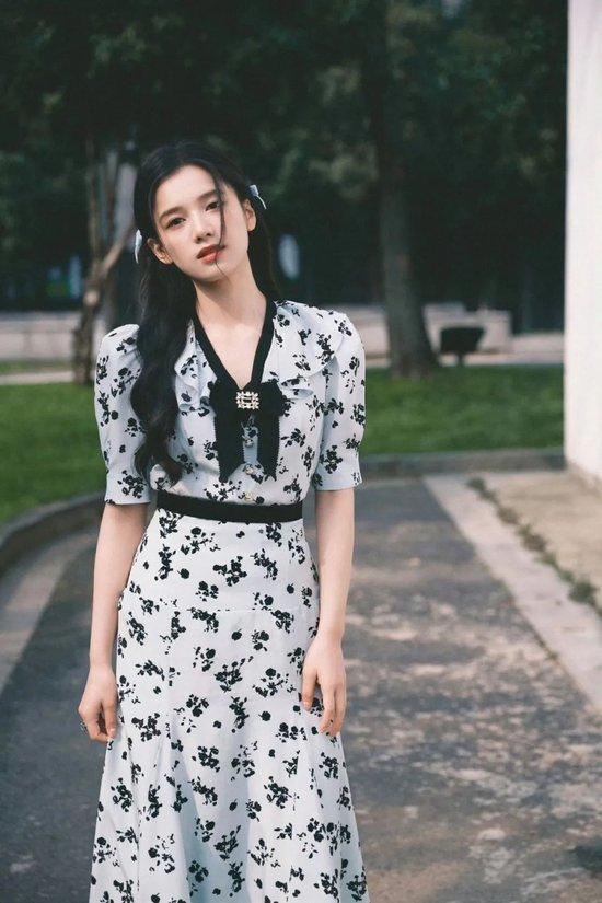 女明星氛围感裙子,女明星们的氛围感裙子演绎