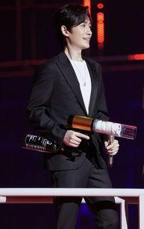 明星黑色西装壁纸高清,明星黑色西装壁纸高清赏析